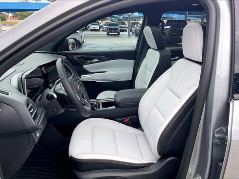 New 2026 Chevrolet Traverse High Country w/ LPO, Floor Liner Package FWD image 9