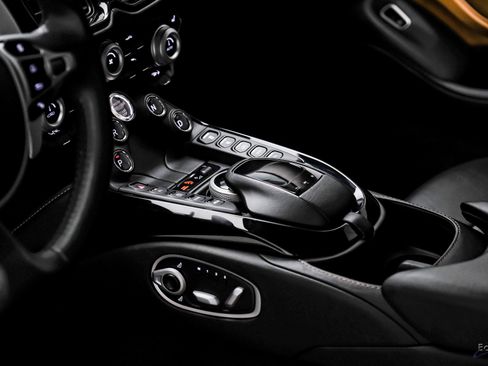 Used 2020 Aston Martin V8 Vantage Coupe image 44