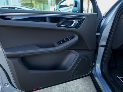 Certified 2025 Porsche Macan image 16