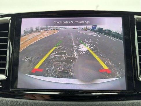 Used 2024 Chrysler Pacifica Touring-L image 27