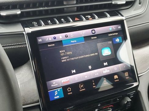 Used 2023 Jeep Grand Cherokee Limited image 22