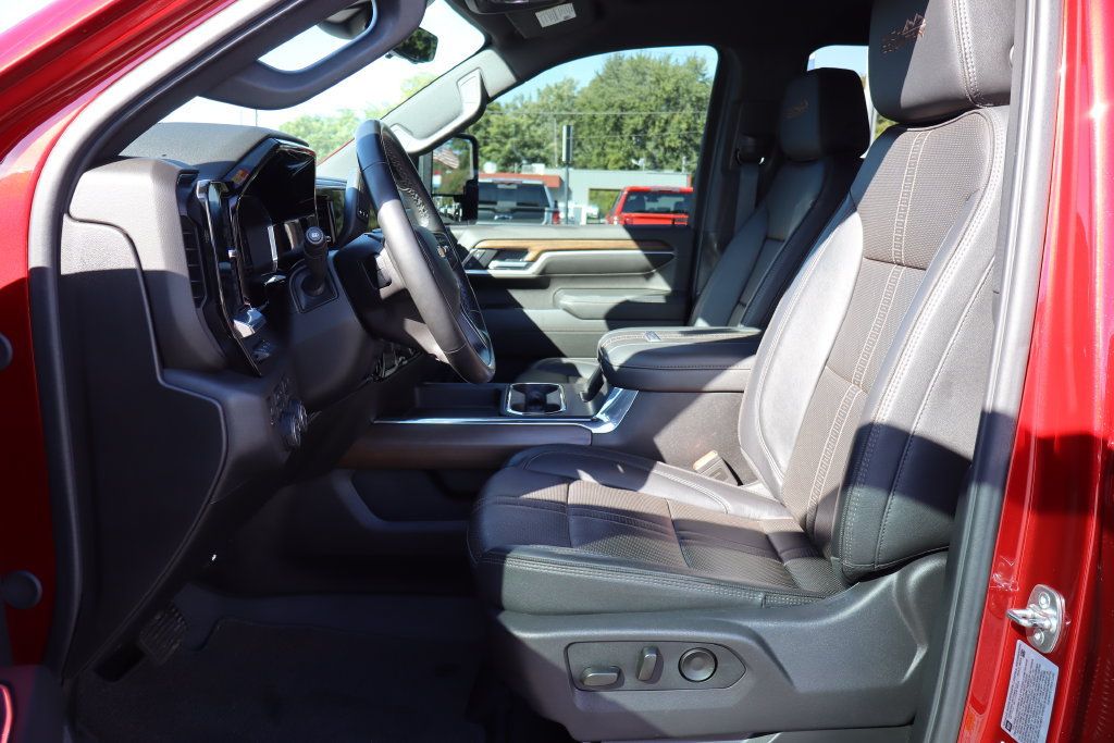 Used 2025 Chevrolet Silverado 3500 High Country w/ Technology Package AWD/4WD image 4