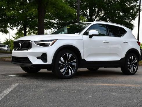 Used 2024 Volvo XC40 B5 Plus w/ Protection Package Premier AWD/4WD image 3