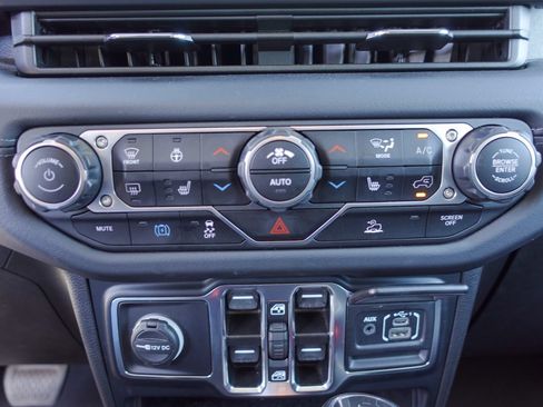 Used 2024 Jeep Wrangler Unlimited Sahara AWD/4WD image 20
