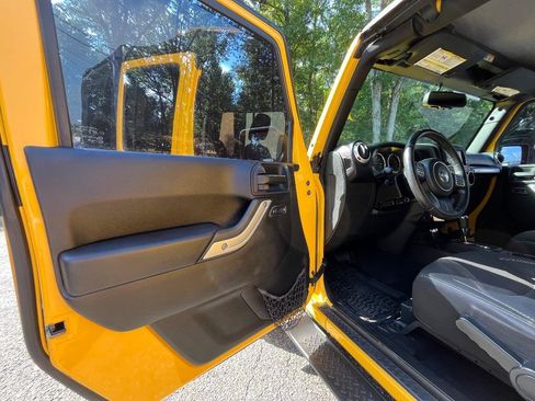 Used 2015 Jeep Wrangler Unlimited Sahara w/ Connectivity Group AWD/4WD image 17