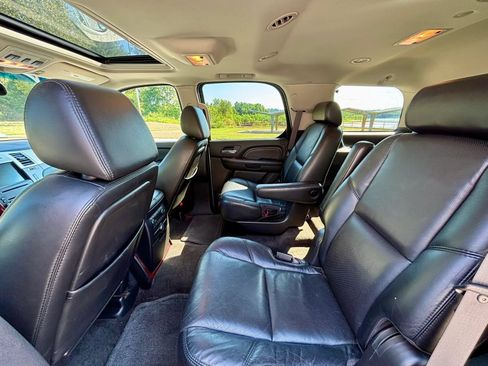 Used 2007 Cadillac Escalade AWD w/ Information Package image 17