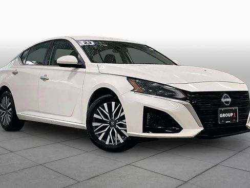 Used 2023 Nissan Altima 2.5 SV AWD/4WD image 3