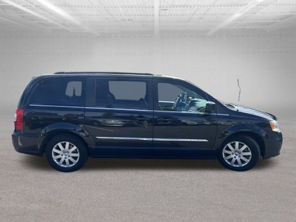 Used 2014 Chrysler Town & Country Touring FWD image 9