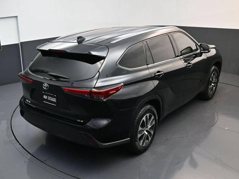 Used 2021 Toyota Highlander XLE FWD image 19