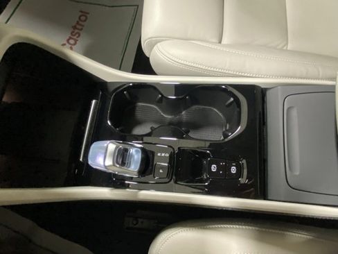 Certified 2024 Volvo XC40 B5 Plus w/ Protection Package Premier image 27