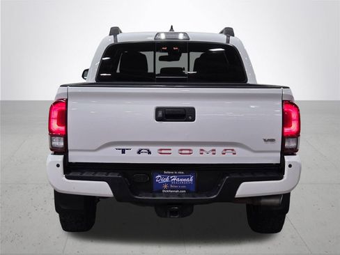 Used 2018 Toyota Tacoma TRD Off-Road w/ Technology Package AWD/4WD image 11