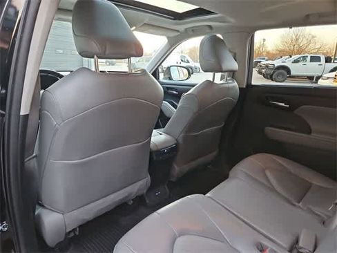 Used 2022 Toyota Highlander XLE image 19
