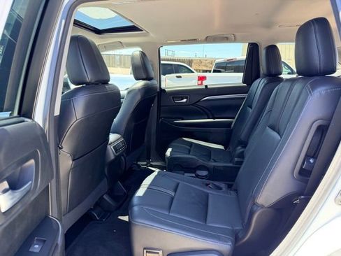 Used 2017 Toyota Highlander SE FWD image 32
