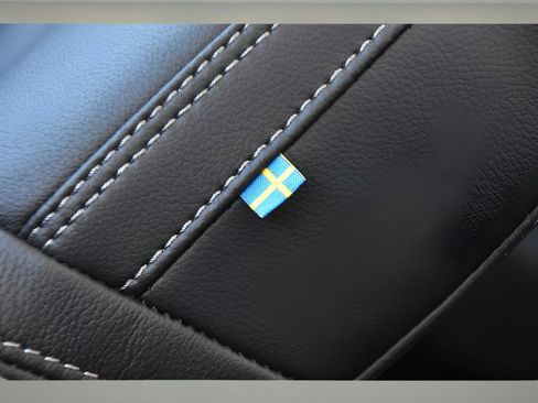 Certified 2025 Volvo XC40 B5 Plus w/ Protection Package Premier image 32