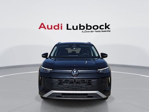 Used 2025 Volkswagen Tiguan SE FWD image 3