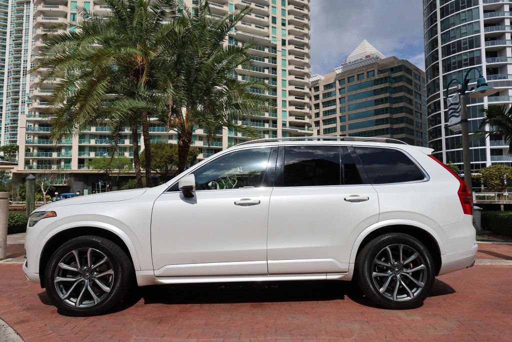 Used 2017 Volvo XC90 T6 Momentum w/ Vision Package AWD/4WD image 3