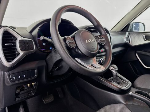 Used 2023 Kia Soul LX w/ LX Technology Package FWD image 21