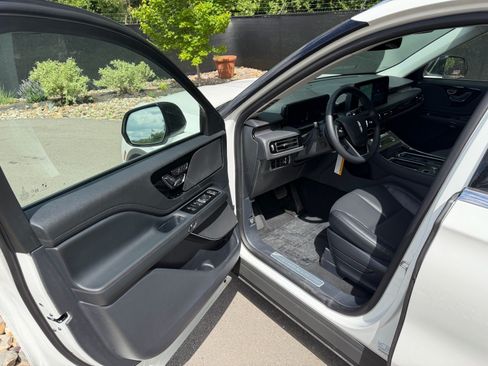 New 2026 Lincoln Aviator AWD image 24