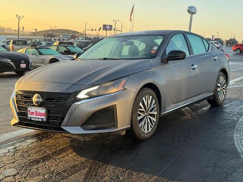 Used 2024 Nissan Altima 2.5 SV image 8