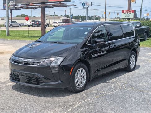 New 2027 Chrysler Pacifica Select FWD image 3