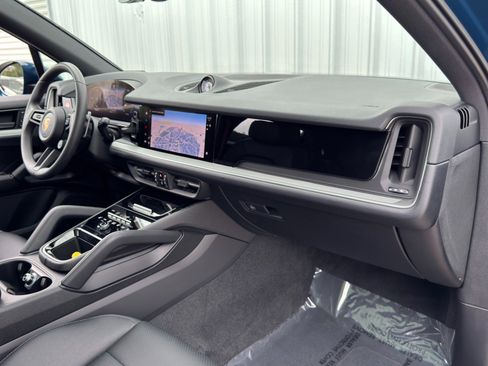 Used 2024 Porsche Cayenne E-Hybrid w/ Premium Package image 15