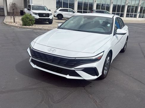 Used 2025 Hyundai Elantra Blue image 3