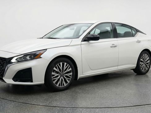 Used 2025 Nissan Altima 2.5 SV image 3