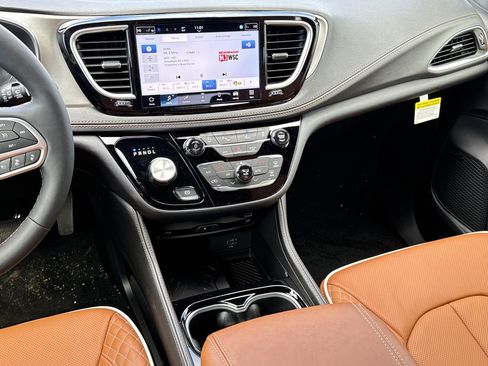 New 2026 Chrysler Pacifica Pinnacle image 16