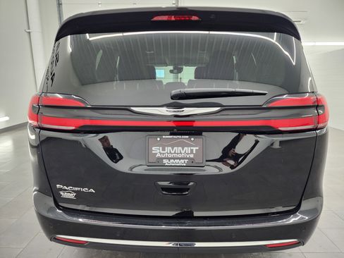 Used 2024 Chrysler Pacifica Touring-L image 25