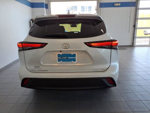 Used 2023 Toyota Highlander XLE AWD/4WD image 6