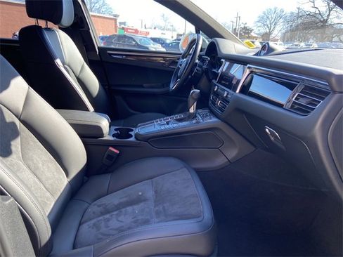 Used 2021 Porsche Macan image 25