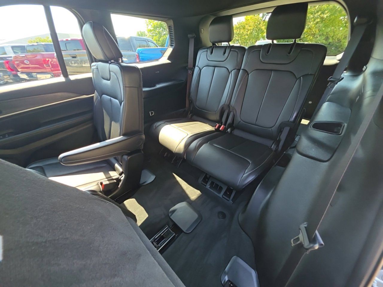 Used 2025 Jeep Grand Cherokee L Limited w/ Black Appearance Package AWD/4WD image 19