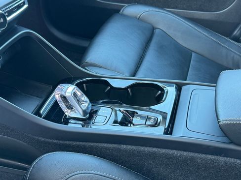 Used 2024 Volvo XC40 B5 Plus image 24