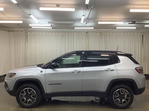Used 2025 Jeep Compass Trailhawk AWD/4WD image 9