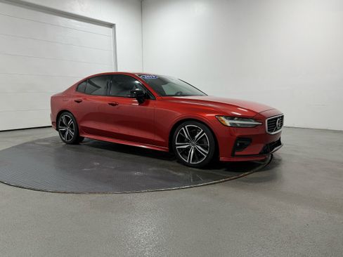 Used 2019 Volvo S60 T6 R-Design image 2