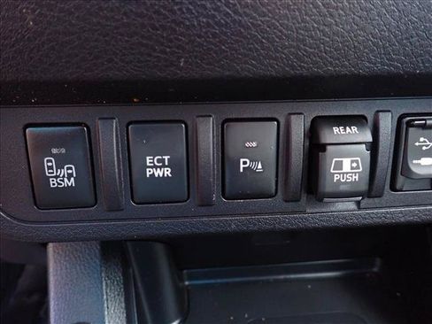 Used 2018 Toyota Tacoma TRD Off-Road w/ Technology Package AWD/4WD image 16