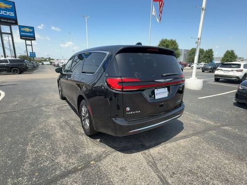 Used 2023 Chrysler Pacifica Touring-L FWD image 6