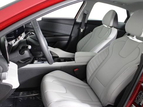 Certified 2025 Hyundai Elantra Limited image 18