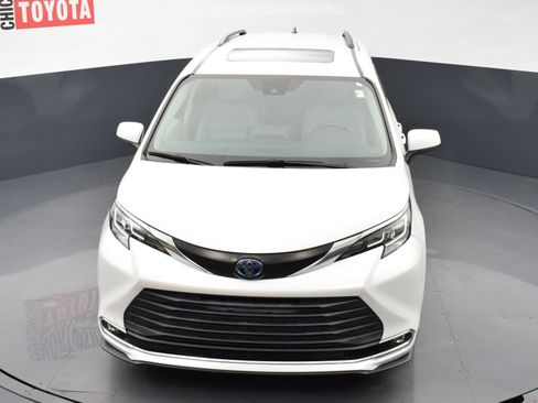 Used 2022 Toyota Sienna XLE image 26