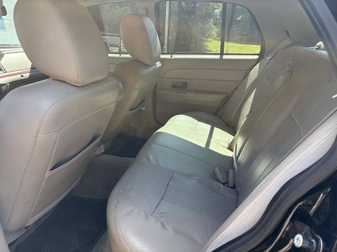 Used 2011 Ford Crown Victoria LX w/ Comfort Appearance Pkg RWD image 8