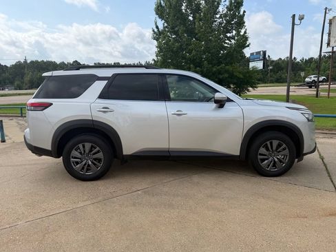 Used 2025 Nissan Pathfinder SV FWD image 7