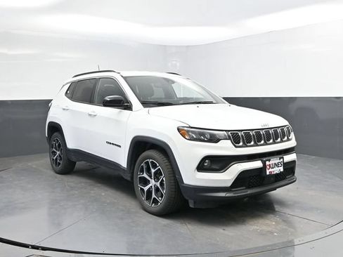 Used 2024 Jeep Compass Latitude AWD/4WD image 4