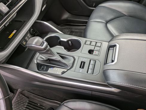 Used 2023 Toyota Highlander XLE image 13