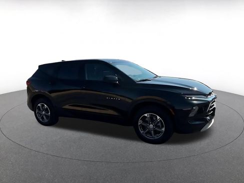 Used 2026 Chevrolet Blazer LT FWD image 2