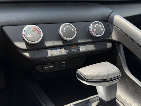 Certified 2025 Hyundai Elantra SE image 22