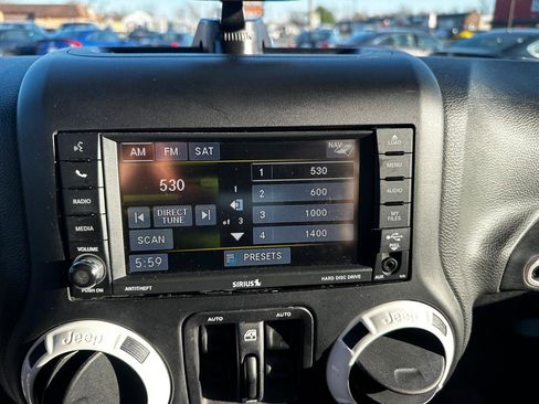 Used 2015 Jeep Wrangler Unlimited Sahara image 12