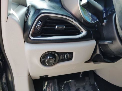 Used 2022 Chrysler Pacifica Touring-L FWD image 15