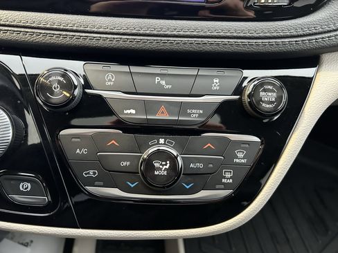 Used 2018 Chrysler Pacifica Limited image 30