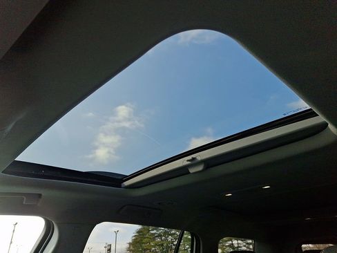 Certified 2023 GMC Acadia SLE w/ Driver Convenience Package image 14