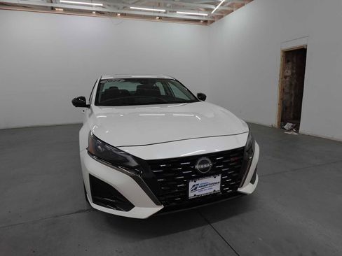 Used 2024 Nissan Altima 2.0 SR FWD image 3